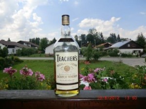 Teacher´s Highland Cream Eine Flasche Teacher´s Highland Cream auf einem Balkon