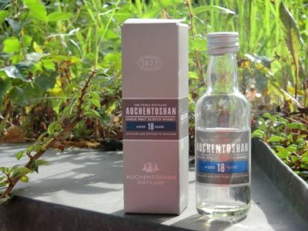 Eine Flasche Auchentoshan 18 Jahre mit Verpackung