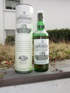 Eine Flasche Laphroaig Quarter Cask mit Verpackung