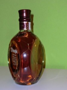 Eine Flasche des 15 jährigen Dimple