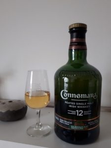 Eine Flasche Connemara 12 mit Glas