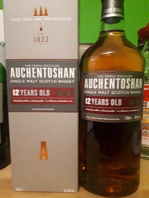 Ein Flasche Auchentoshan 12 mit Verpackung