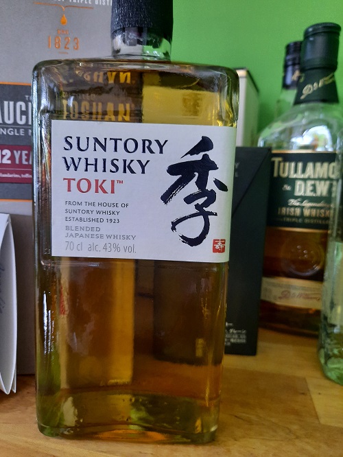 Eine Flasche Suntory Toki