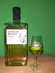 Suntory Toki in der Flasche und im Nosingglas