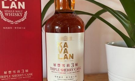 Eine Flasche Kavalan Triple Sherry Cask